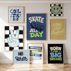 Puede incluir: Un conjunto de ocho p&oacute;steres enmarcados con dise&ntilde;os gr&aacute;ficos. Las impresiones incluyen textos como COOL STORY BRO, SKATE ALL DAY, LONG LIVE BOYHOOD, NO RULES, BROTHERS MAKE THE BEST FRIENDS y BORN FOR BIG DREAMS, junto a un signo de paz y una cara sonriente.