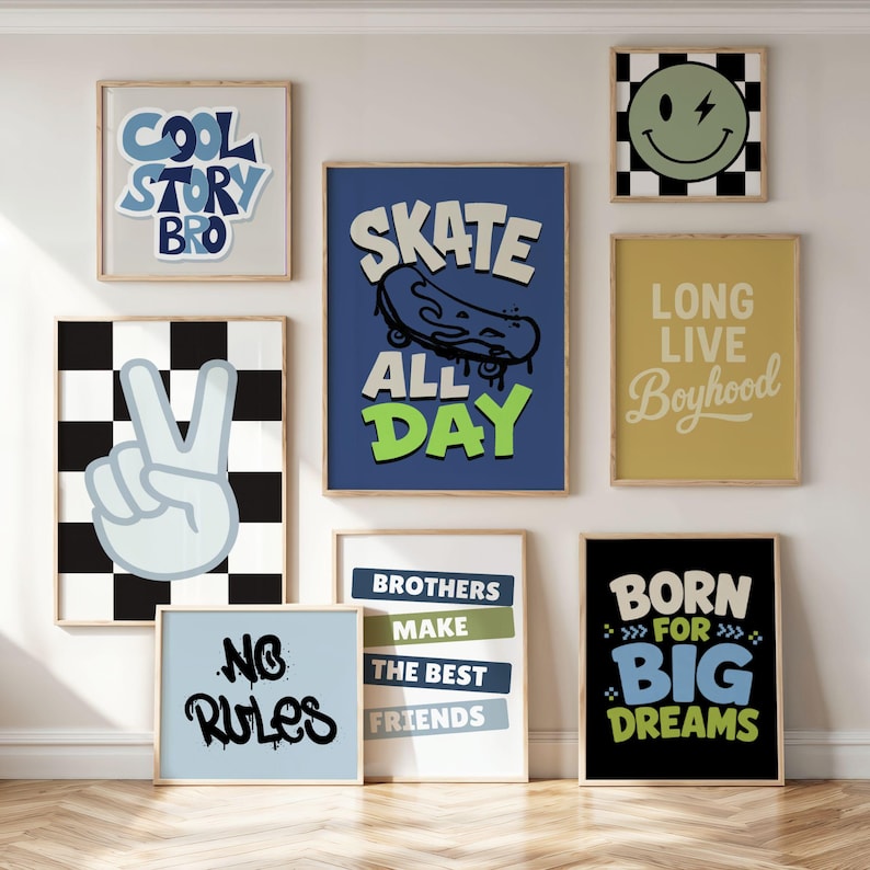 Puede incluir: Un conjunto de ocho p&oacute;steres enmarcados con dise&ntilde;os gr&aacute;ficos. Las impresiones incluyen textos como COOL STORY BRO, SKATE ALL DAY, LONG LIVE BOYHOOD, NO RULES, BROTHERS MAKE THE BEST FRIENDS y BORN FOR BIG DREAMS, junto a un signo de paz y una cara sonriente.