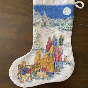 Könnte beinhalten: Ein weißer Weihnachtssocken mit einer blauen und weißen Szene einer Kirche, einem Stern und drei Weisen mit Geschenken. Der Socken hat eine weiße Schlaufe oben.