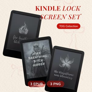 Puede incluir: Tres lectores electrónicos negros que muestran pantallas de bloqueo digitales con texto e ilustraciones. Las pantallas presentan las frases fire breathing bitch queen, fire breathing bitch y the kingsflame was blooming, junto con gráficos de coronas y flores.