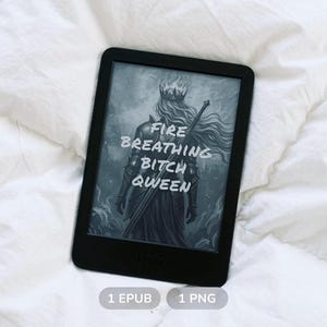 Puede incluir: Lector de libros electrónicos Kindle negro que muestra una ilustración en escala de grises de un guerrero coronado con una espada, con el texto "FIRE BREATHING BITCH QUEEN". El lector está sobre una superficie blanca y texturizada.