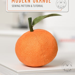 Può includere: Un modello di cucito PDF e un tutorial per un'arancia moderna. Il modello è di Blue Owl Land e presenta un simpatico gufo dei cartoni animati con le forbici.