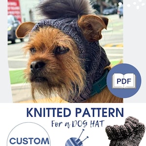 Puede incluir: Un perro pequeño con un gorro de invierno tejido gris con un pompón. La imagen incluye el texto "KNITTED PATTERN For a DOG HAT" y "CUSTOM SIZE". El gorro está diseñado para perros XXS, toy terriers o chihuahuas.