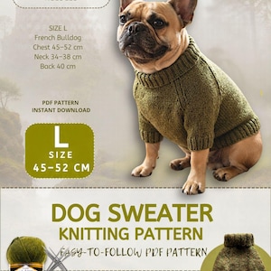 Op de afbeelding: Een Franse Bulldog draagt een gebreide olijfgroene trui met een geribbelde kraag en boorden. De afbeelding bevat tekst: KNITTED WARM PET SWEATER, SIZE L, French Bulldog, Chest 45-52 cm, Neck 34-38 cm, Back 40 cm, PDF PATTERN, DOG SWEATER KNITTING PATTERN.