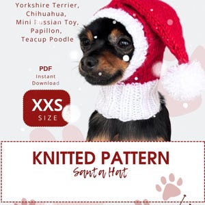 Pode incluir: Um cão pequeno usando um gorro de Papai Noel de malha vermelho e branco. O chapéu é projetado para cães pequenos e toy terriers. A imagem inclui o texto "Knitted Pattern Santa Hat" e "XXS Size".