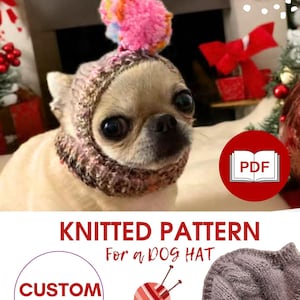Puede incluir: Un perro pequeño con un gorro de punto con un pompón rosa. El gorro es marrón y rosa, y el perro es de color canela claro. La imagen incluye el texto "KNITTED PATTERN For a DOG HAT" y "CUSTOM SIZE".