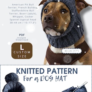 Puede incluir: Un perro con un gorro de punto azul oscuro con un pompón. La imagen incluye el texto "KNITTED PATTERN For a DOG HAT" y "43 cm (17")". El gorro está diseñado para razas como American Pit Bull Terrier y Bulldog Francés.