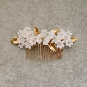 Gold Leaf hair comb, simple white and gold hair piece wedding, white flower hair comb, gold leaf and flower hair piece for bride