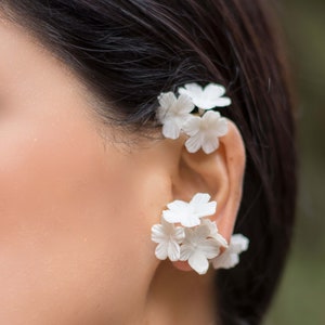 Wedding Earcuff with flowers, bridal ear wrap, ear climber, wedding cartilage earring, flower earcuff no piercing, white flower earring image 2