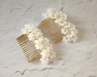 Floral hair comb with white crystal beads, white flower hair piece for bride, flower hair pin wedding, side hair comb for wedding