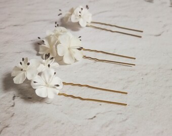 white flowers hair pins, set of 3 wedding  hair pin for bride, bridal hair pins floral, clay floral hair pins, sakura flower pin