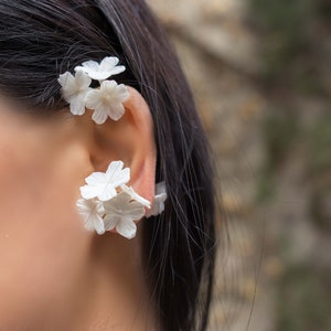 Wedding Earcuff with flowers, bridal ear wrap, ear climber, wedding cartilage earring, flower earcuff no piercing, white flower earring image 4