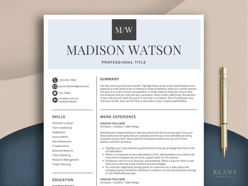 K&ouml;nnte beinhalten: Eine Lebenslaufvorlage mit hellblauem Hintergrund und schwarzem Text. Der Lebenslauf ist f&uuml;r Madison Watson, die eine Fachkraft ist. Der Lebenslauf enth&auml;lt Abschnitte f&uuml;r F&auml;higkeiten, Berufserfahrung und Ausbildung. Der Lebenslauf enth&auml;lt auch Kontaktinformationen wie Telefonnummer, E-Mail-Adresse und LinkedIn-Profil.