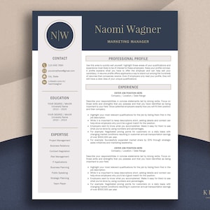 Peut inclure: Un modèle de CV bleu marine avec un stylo doré. Le CV comprend des sections pour les coordonnées, l'éducation, l'expertise et l'expérience. Le nom "Naomi Wagner" et le titre "Marketing Manager" sont affichés en haut.