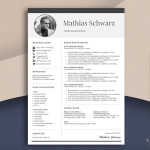 Może przedstawiać: Szablon CV z imieniem "Mathias Schwarz" na górze. CV zawiera sekcje dotyczące danych osobowych, doświadczenia zawodowego, umiejętności i wykształcenia. Złoty długopis spoczywa po prawej stronie CV. CV jest na białym tle.