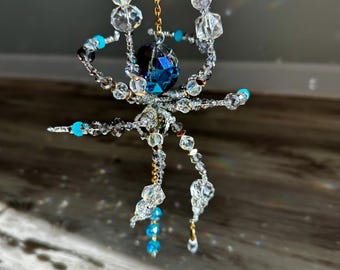Ventana de cristal con detalles azules y grises.