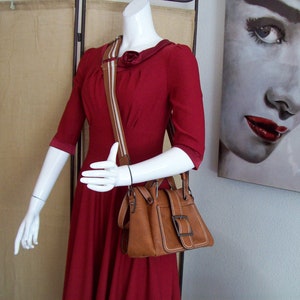Cinnamon Satchel Cremallera en la parte superior frontal Cierre de hebilla Compartimentos múltiples Opción de transporte de 3 vías para bandolera, asa superior o correa doble con pies