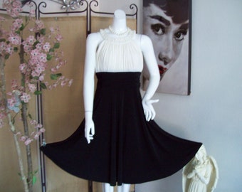 Black and White Cocktail Dress Pearl Neckline Crinkle Bodice Holiday Black and White Ball Full Skirt Gathered Accordion Bodice Sz 14-P
