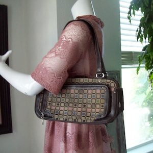 Bolso bandolera a cuadros marrón de Liz & Co. Bolso con monograma de cuadros y estilo Scrabble con múltiples compartimentos. Opción de hombro espaciosa. Bolso informal. Para trabajar o jugar.