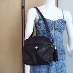 Bolso de hombro Tignanello de cuero negro Bolso de hombro de tamaño pequeño a mediano Cierre de cremallera con borla de cuero suave genuino