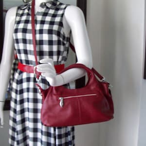 Bolso bandolera de cuero rojo Asas de cuero enrolladas Interior satinado de cobre Correa desmontable multicomp Bolso tipo hobo Valentine Red