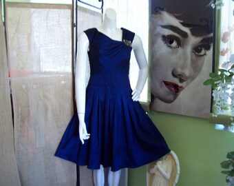 Jessica Howard Dress Sapphire Blue Cocktail Dress with Brooch Detail Angled Neckline Cap Sleeves Pleated Skirt Shiny Blue Dress, Sz 6