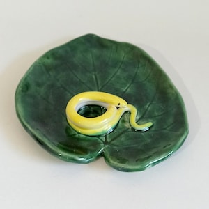 Handmade Snake Ring Dish, Realistic Yellow Snake on Green Leaf, Ceramic Trinket Tray, Nature Inspired Jewelry Holder, Animal Jewelry Dish