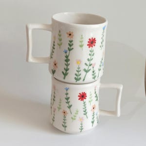 Handgefertigte Keramiktasse: Buntes, handbemaltes Blumenmuster