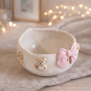 手作りの陶器製抹茶碗：テディベア、ピンクのリボン、日本の茶碗