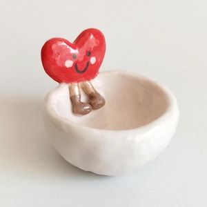 Ręcznie robiony ceramiczny świecznik na tealight z uśmiechniętym czerwonym sercem, urocze naczynie ceramiczne, fantazyjny wystrój ceramiczny, wyjątkowy prezent, miniaturowy kawaii