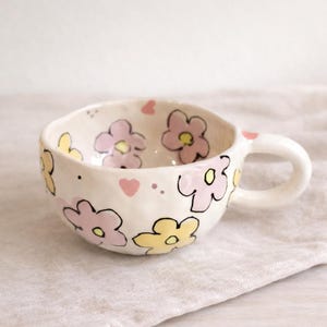 Ręcznie robiony ceramiczny kubek z motywem kwiatowym: różowo-żółta ceramiczna filiżanka do kawy zdjęcie 2