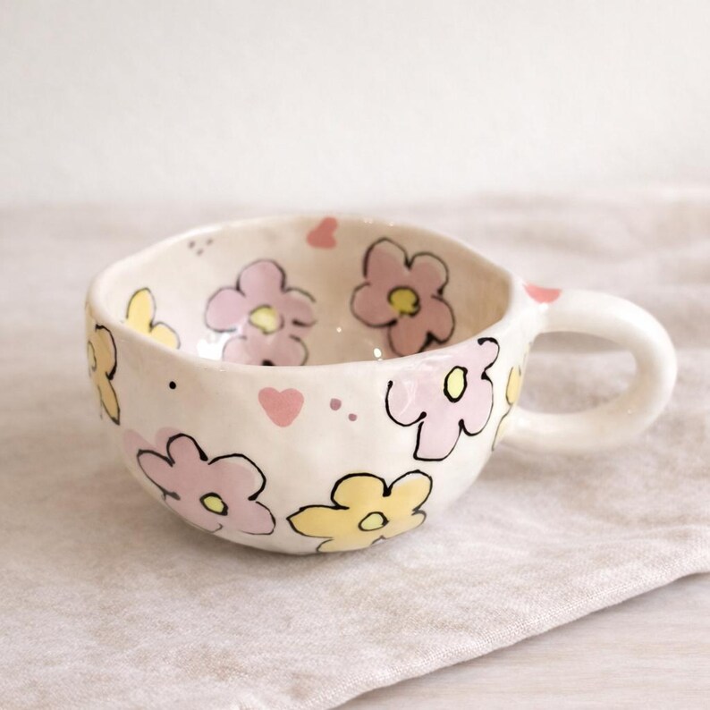 Ręcznie robiony ceramiczny kubek z motywem kwiatowym: różowo-żółta ceramiczna filiżanka do kawy zdjęcie 2