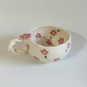 Ręcznie robiony ceramiczny kubek różowe fioletowe kwiaty, wyjątkowy prezent ceramiczny kubek, ceramiczny ręcznie robiony kubek do kawy, kubek prezentowy, kwiatowy kubek, 3d kwiatowy wzór prezent