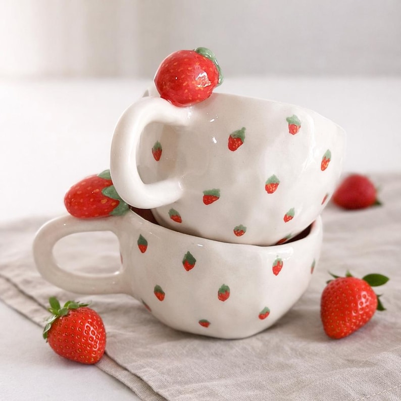 Ceramiczny kubek z ręcznie malowanymi truskawkami – uroczy wystrój kuchni Cottagecore