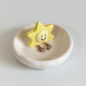 Plato para joyas con forma de sol sonriente, bonita bandeja de cerámica hecha a mano para anillos, portabaratijas soleado para escritorio o mesita de noche, regalo kawaii para ella, bonita cerámica