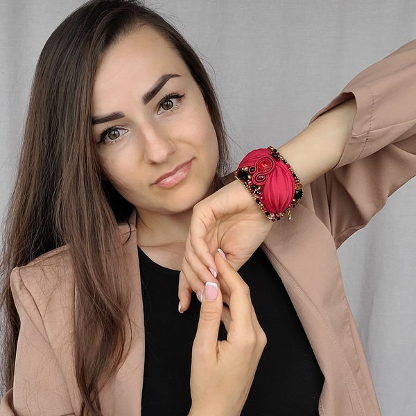 Pulsera negra roja shibori y soutache, pulsera negra roja bordada,