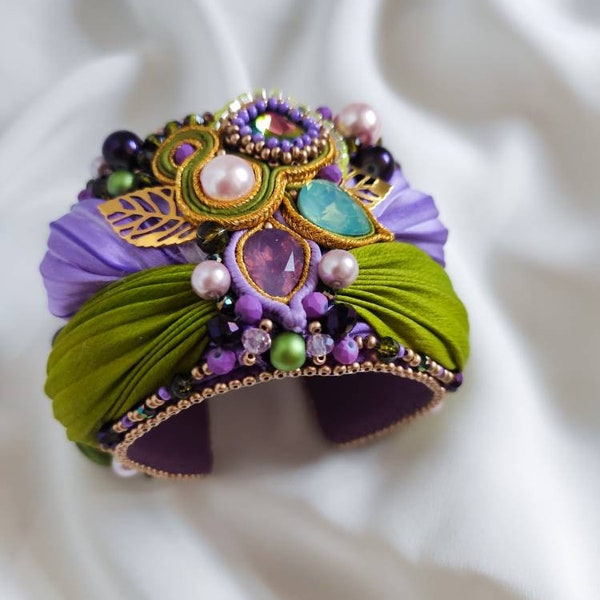 Pulsera Shibori y soutache verde morado, pulsera ancha bordada de color morado