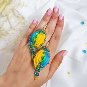 青と黄色の刺繍のイヤリング、クールなダングルイヤリング、ウクライナのイヤリング、黄色と青の絞りのイヤリング