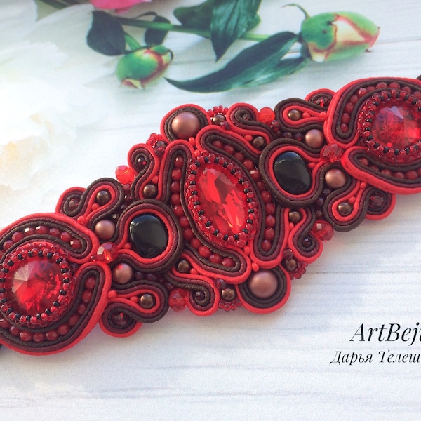 Pulsera soutache roja y negra con pedrería, hermosa pulsera soutache, joyería soutache, pulsera roja y negra