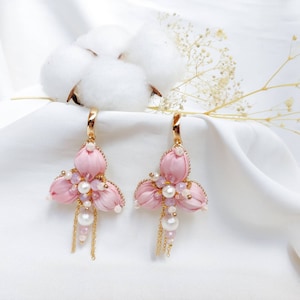 Cool roze parel borduurwerk oorbellen bruids parel oorbellen Shibori borduurwerk oorbellen