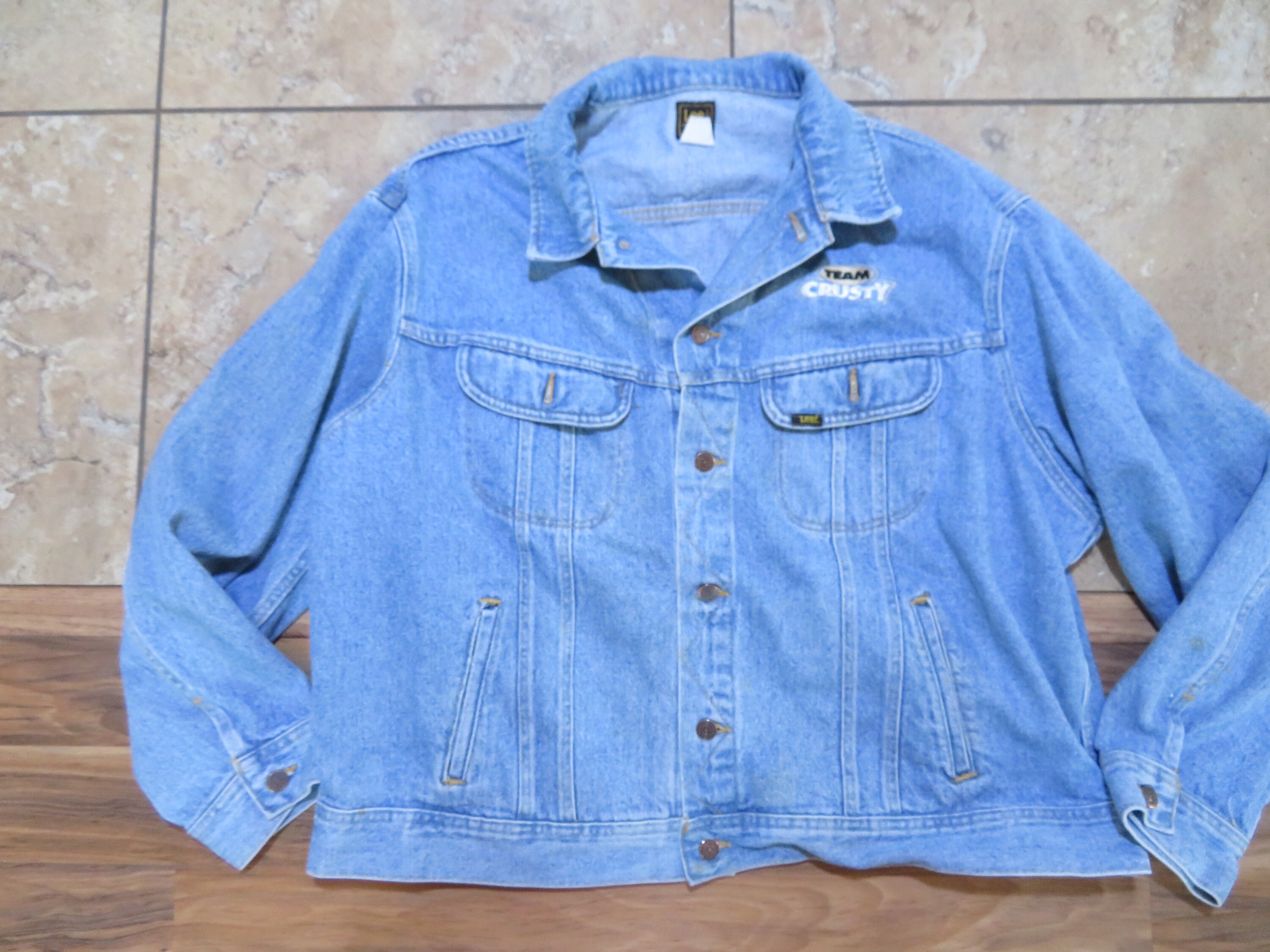 Jaqueta Jeans Vintage Lee Team Crusty Bordado Logotipo Azul Médio Lavagem Botão Up Fabricado nos EUA Tamanho 2XL