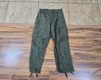 Pantalon de combat camouflage militaire vintage Desert Night Camouflage Greens XS Très petit court Dimensions : 30 x 29 pouces