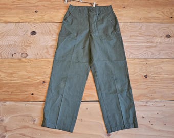 Groene militaire utility-broek van polykatoen, maat 30 x 27, 28 x 27, jaren 1970