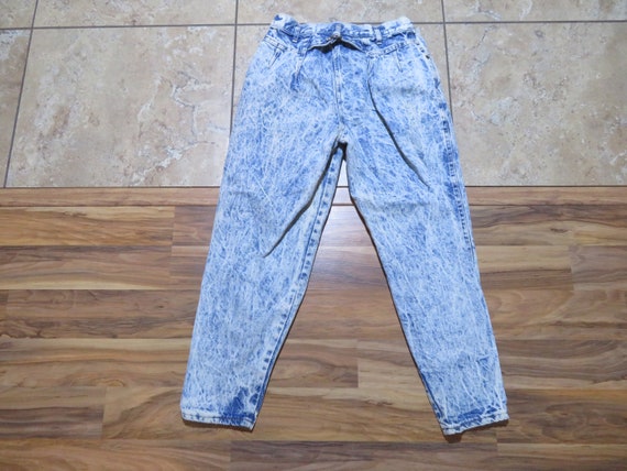 Vintage Chic Buckle-Back Tapered Leg Women's Jean… - image 2