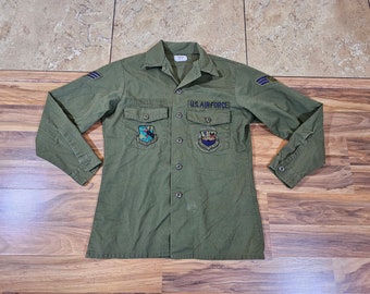 vintage USAF Utility Perma Press Button Up Fatigue Shirt OD Green Sz 15,5 33 Patch groupe de ravitaillement militaire de l'Air Force