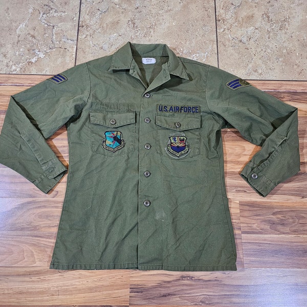 Vintage USAF Utility Perma Press Button Up Fatigue Shirt OD Green Sz 15.5 33 Air Force Military Refuel group patch