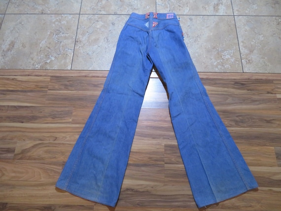 Vintage Bell Bottom Jeans Hippie Big Bells Med Blue Red/white Front  Decorations Faded Glory Brand Sz 9 29 Measured: 25x34 -  Canada