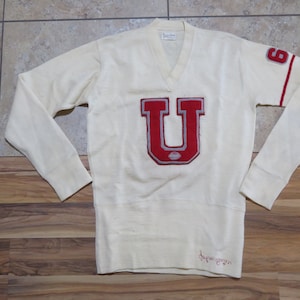 Suéter vintage universitario de lana con puños largos, letra U en color beige y rojo, año 60, nombre - Suéter escolar con banderín, marca KTG de Ohio, cuello en V, talla L.