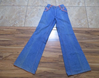 Vintage Bell Bottom Jeans Hippie Big Bells Med Azul Rojo/Blanco Decoraciones Delanteras Faded Glory Marca Sz 9 (29) Medido: 25x34