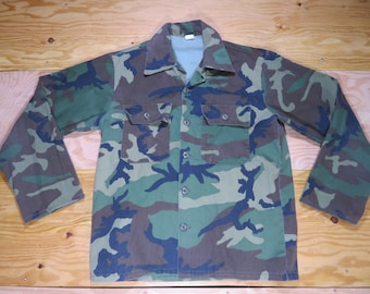 Blusa de combate militar vintage de los años 80 con estampado de camuflaje de bosque, verde, marrón y negro, talla M del ejército de EE. UU. No es Rip Stop